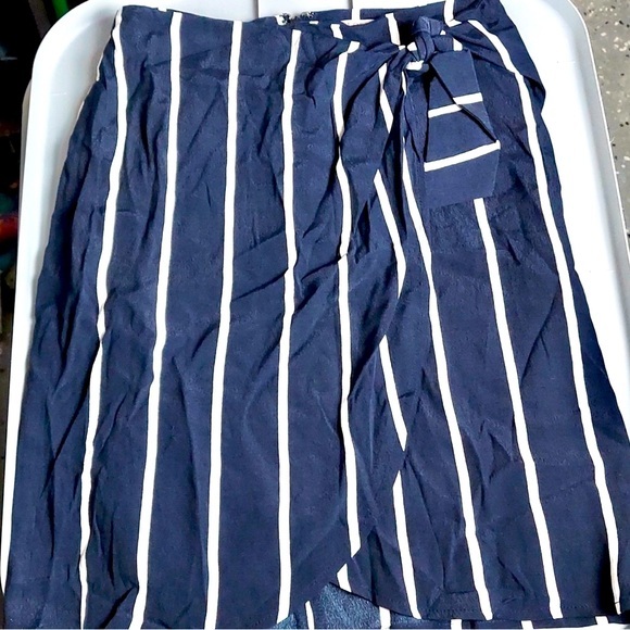 LOFT Dresses & Skirts - LOFT Petites Navy & White Vertical Stripe Wrap Skirt – Size 00P